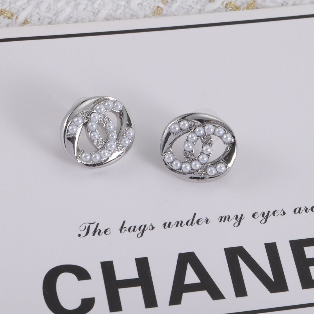 Clous d'oreilles petits en perles et diamants