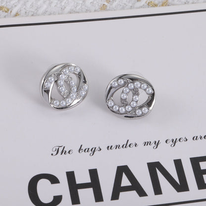 Clous d'oreilles petits en perles et diamants