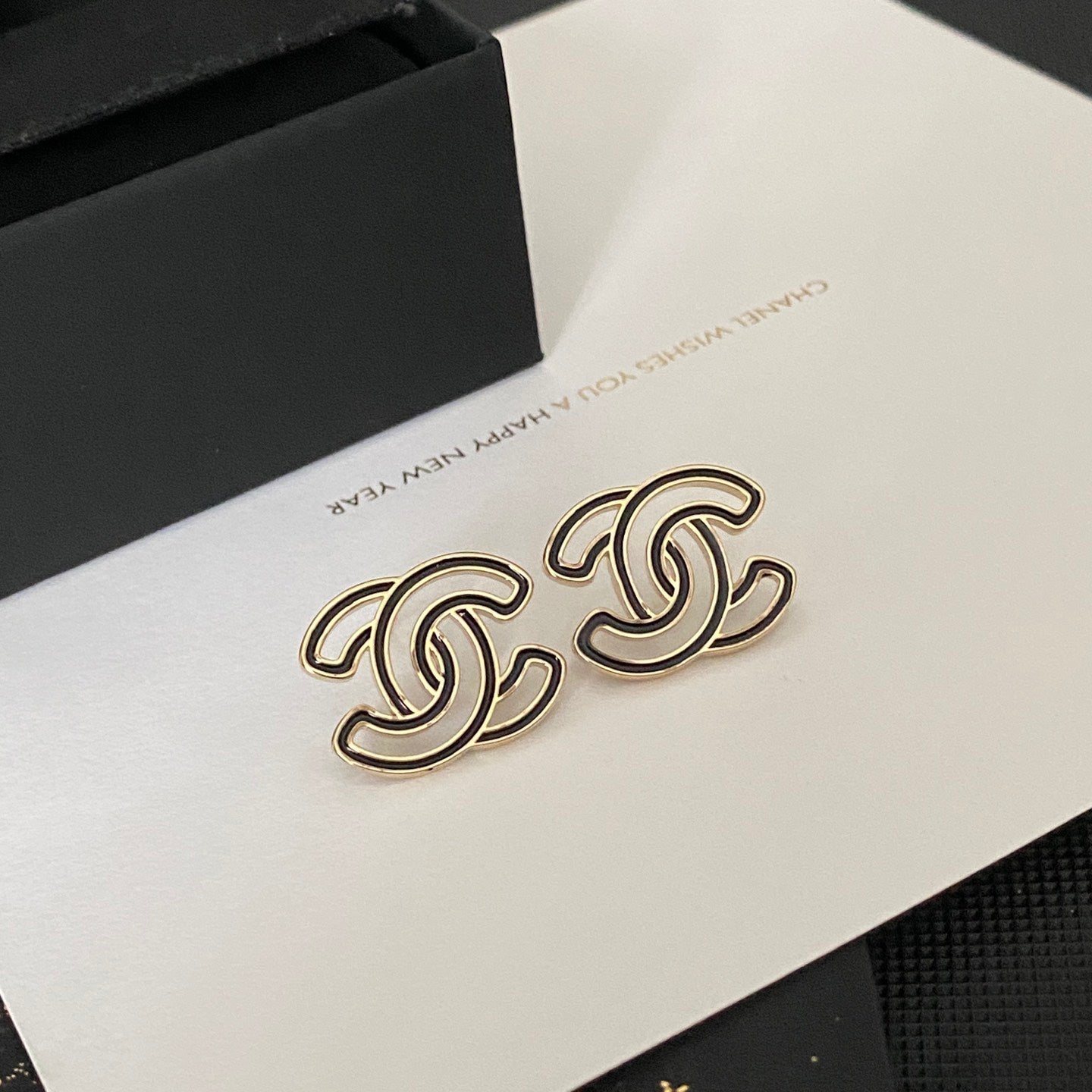 Pendientes Elegantes con Logo de Letra Transparente