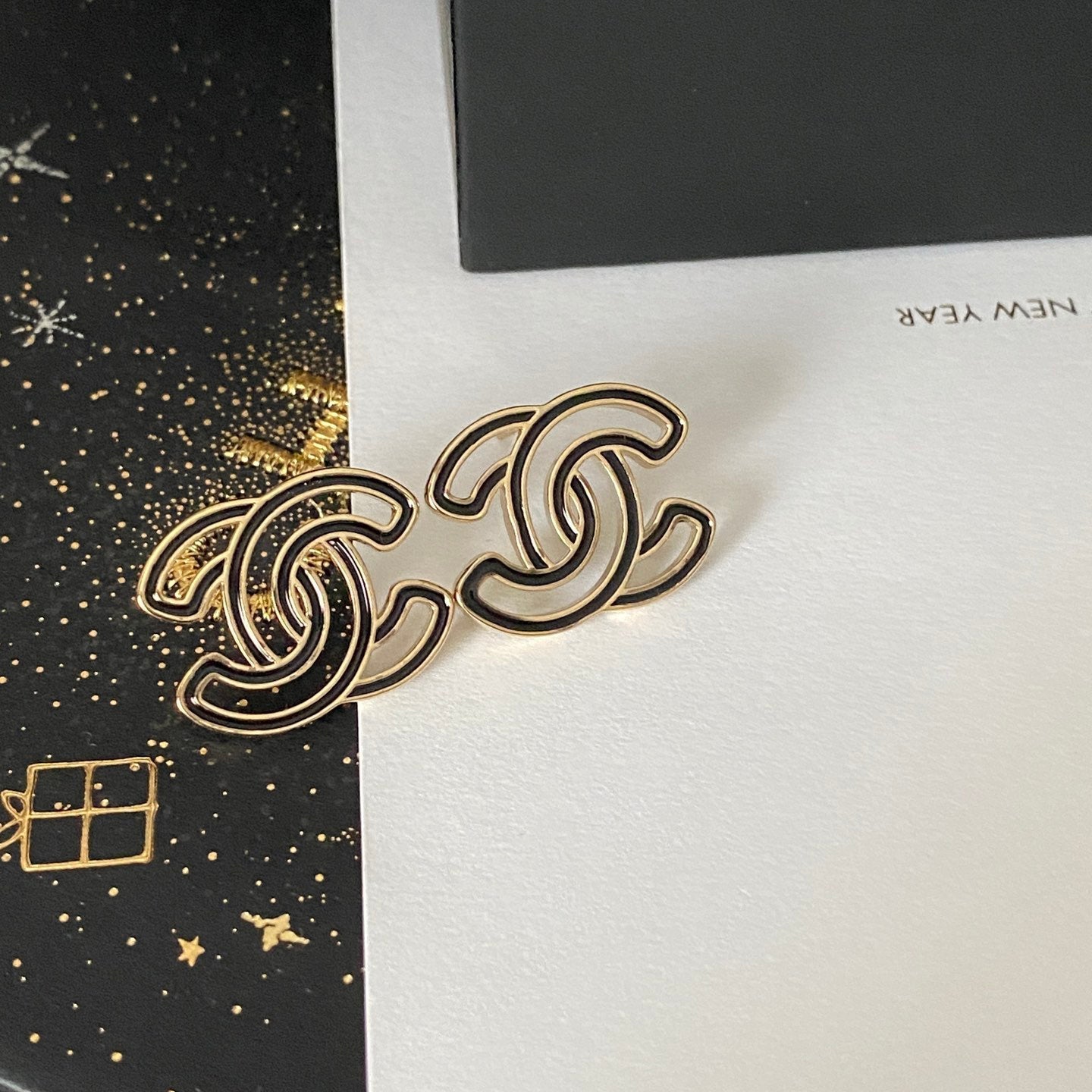 Pendientes Elegantes con Logo de Letra Transparente