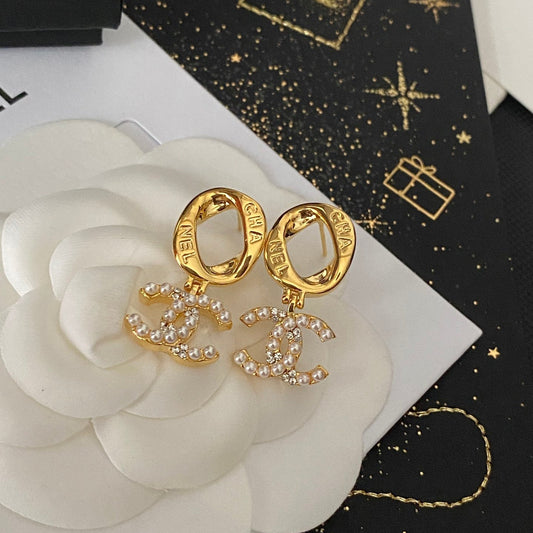 Pendientes de aro con el logo de letras elegantes