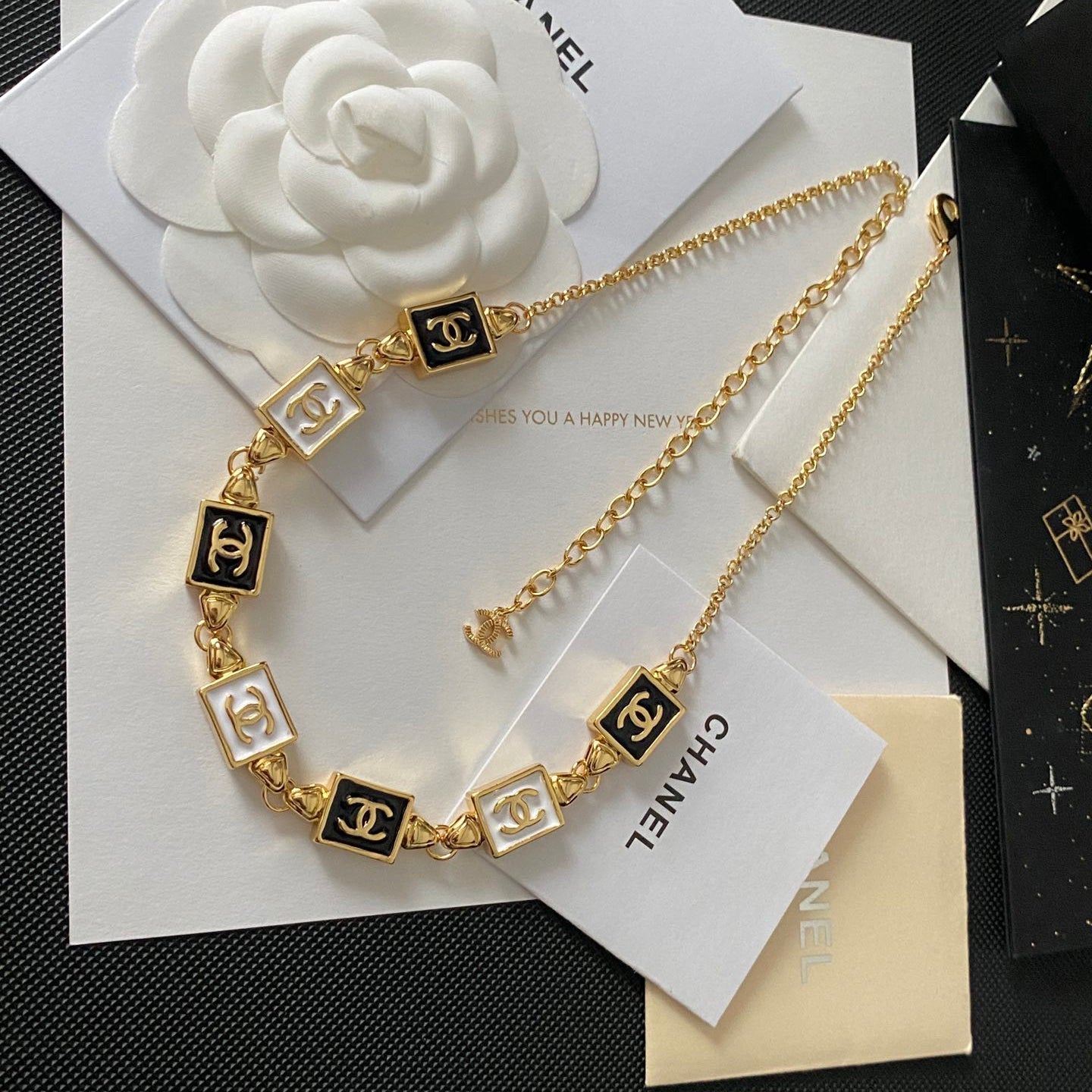 Collar Colgante con Logo Fashion Square