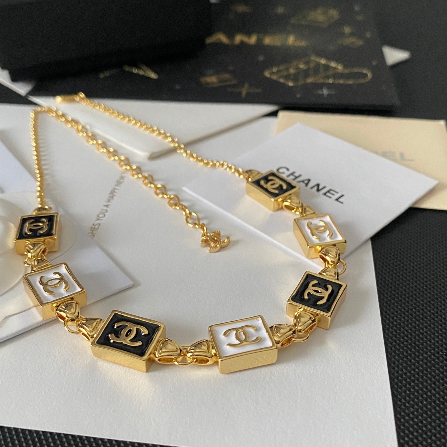 Collar Colgante con Logo Fashion Square
