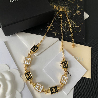 Collar Colgante con Logo Fashion Square