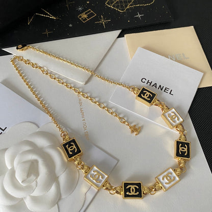 Collar Colgante con Logo Fashion Square