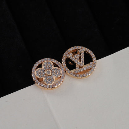 Boucles d'oreilles clous asymétriques à strass logo
