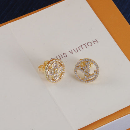 Boucles d'oreilles clous asymétriques à strass logo