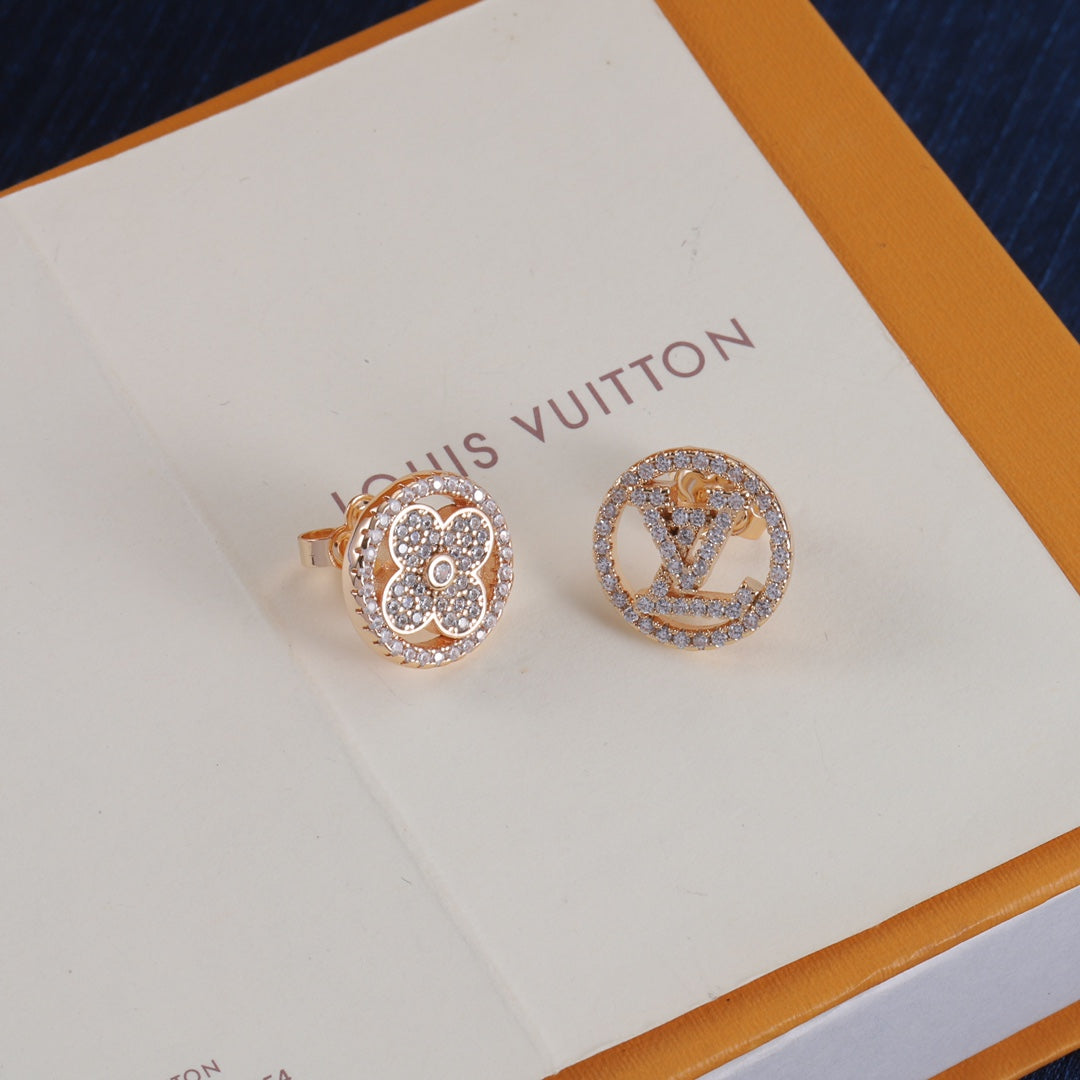 Boucles d'oreilles clous asymétriques à strass logo
