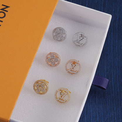 Boucles d'oreilles clous asymétriques à strass logo