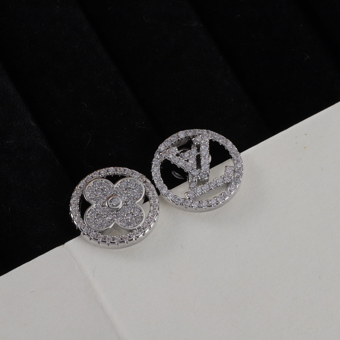 Boucles d'oreilles clous asymétriques à strass logo