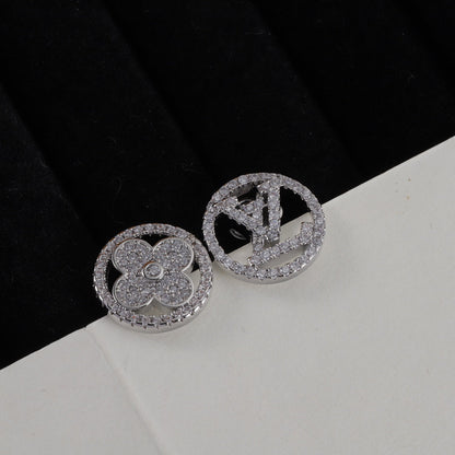 Boucles d'oreilles clous asymétriques à strass logo