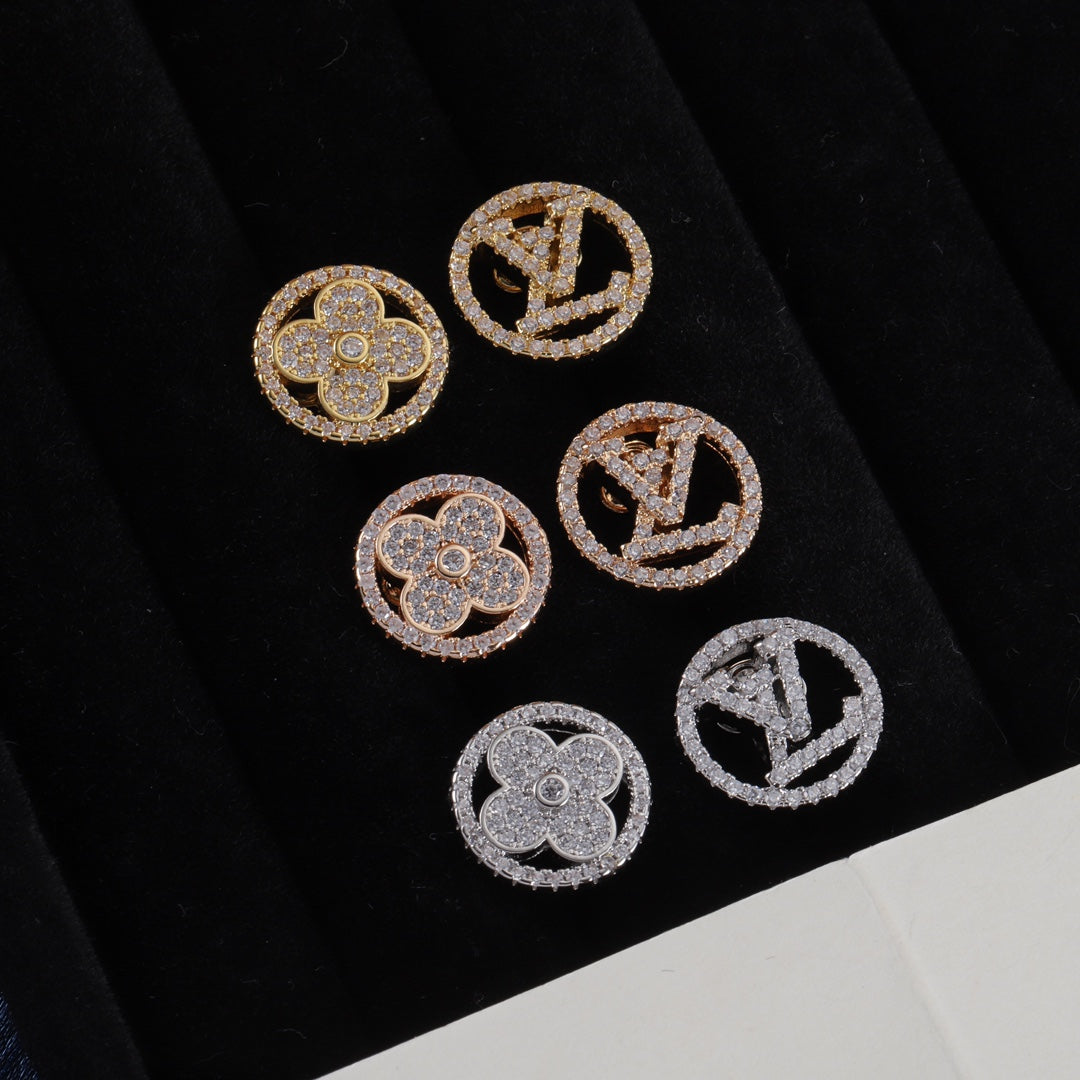 Boucles d'oreilles clous asymétriques à strass logo
