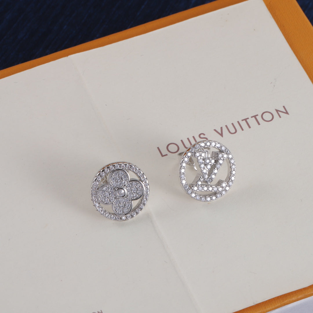 Boucles d'oreilles clous asymétriques à strass logo