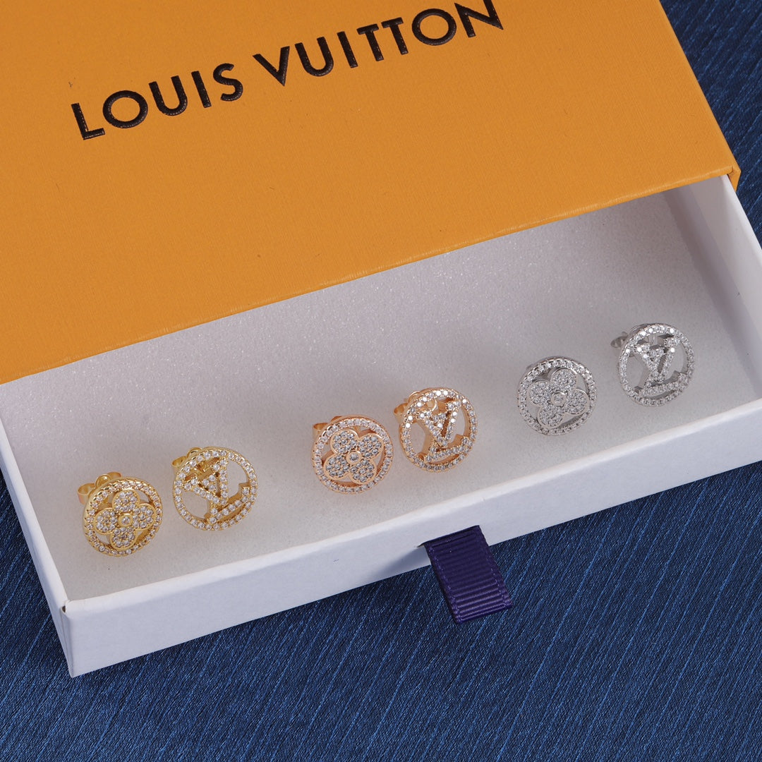 Boucles d'oreilles clous asymétriques à strass logo