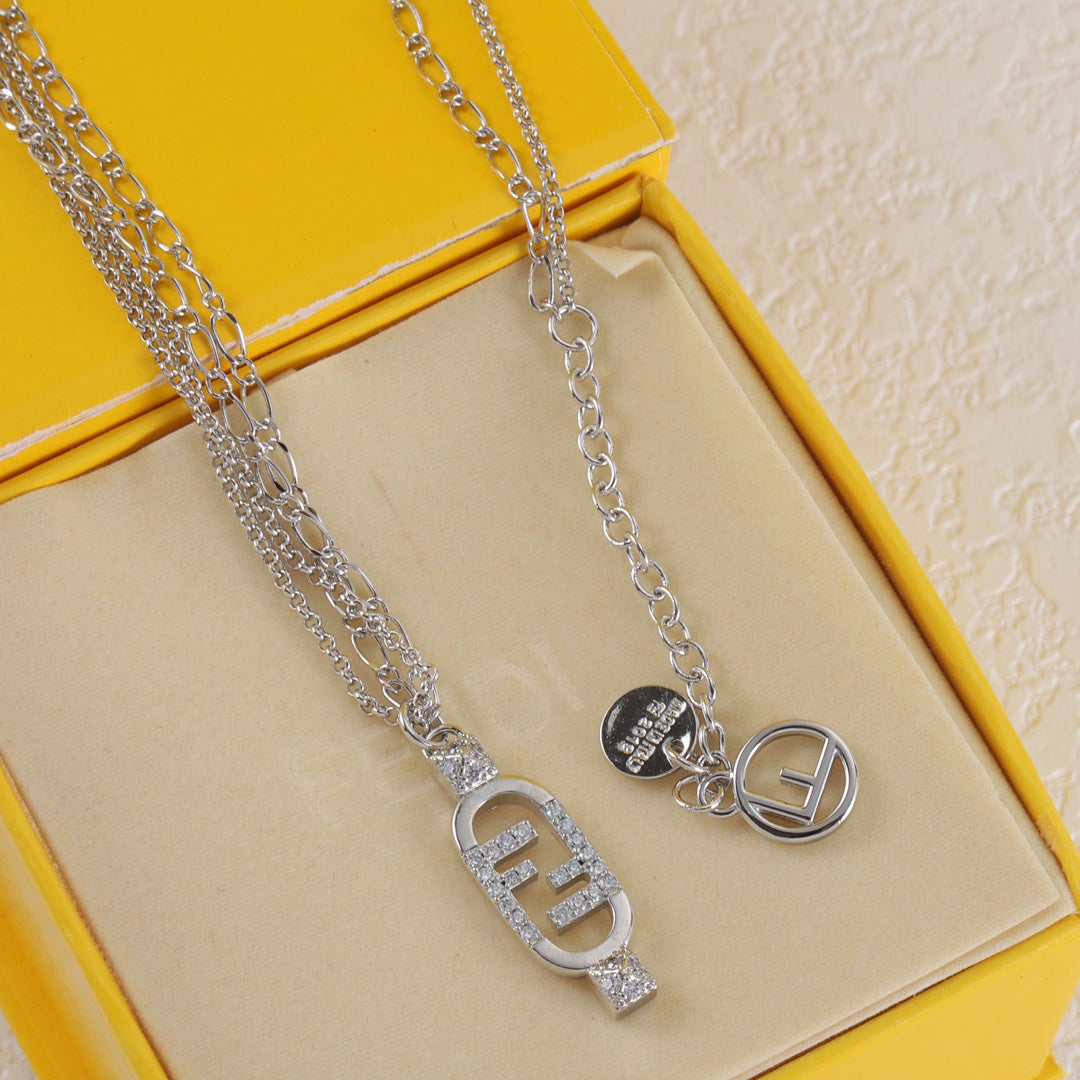 Collier en cristal F entrelacés