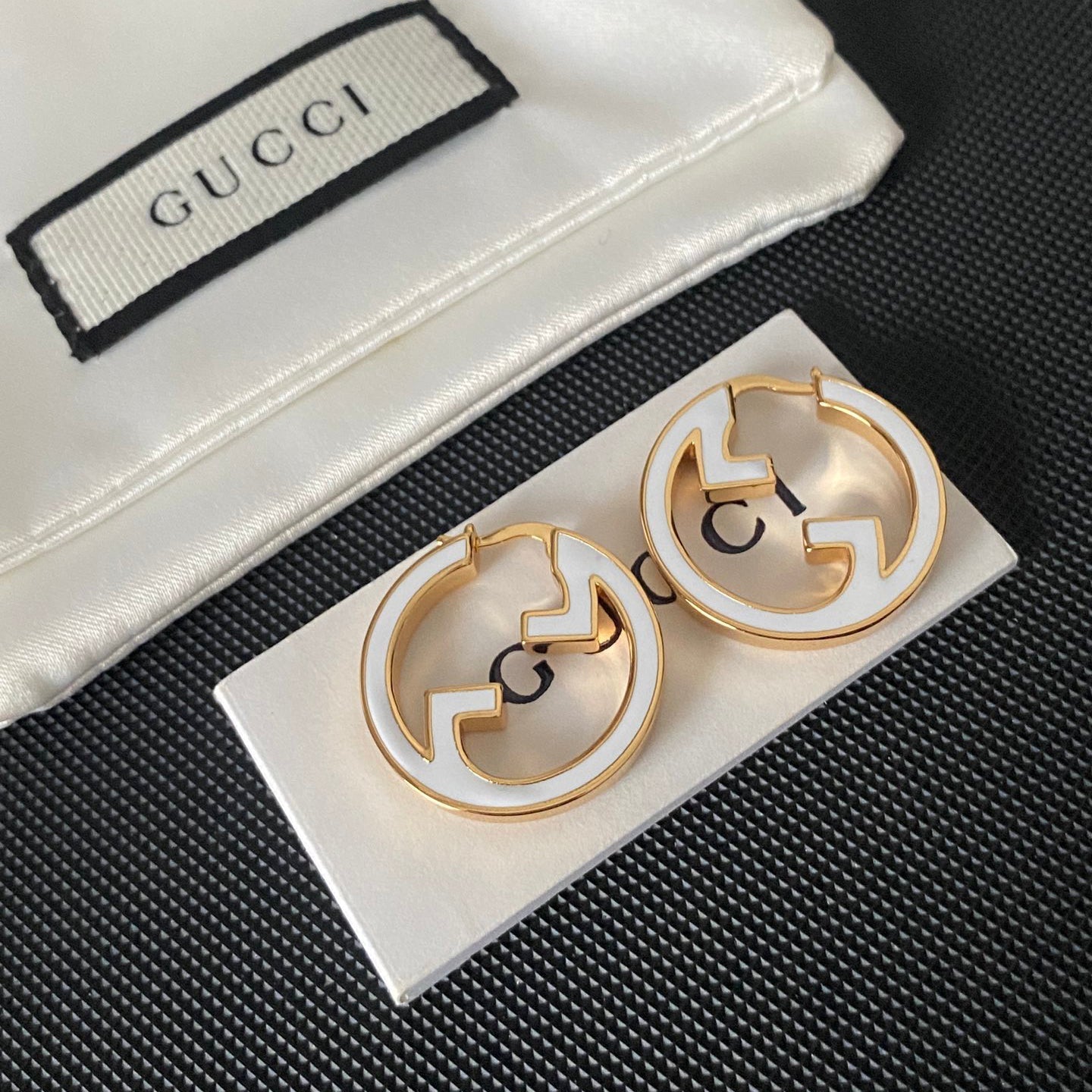 Pendientes de esmalte con la G entrelazada
