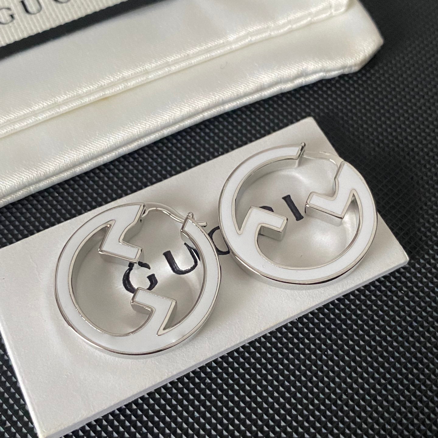 Pendientes de esmalte con la G entrelazada