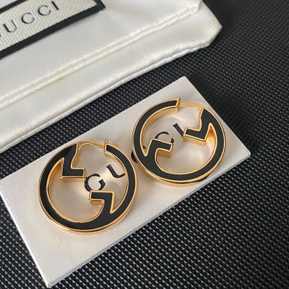 Pendientes de esmalte con la G entrelazada