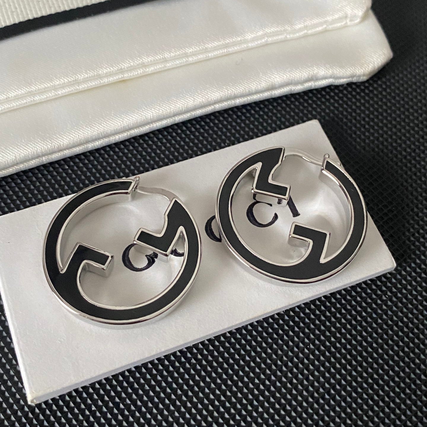 Pendientes de esmalte con la G entrelazada
