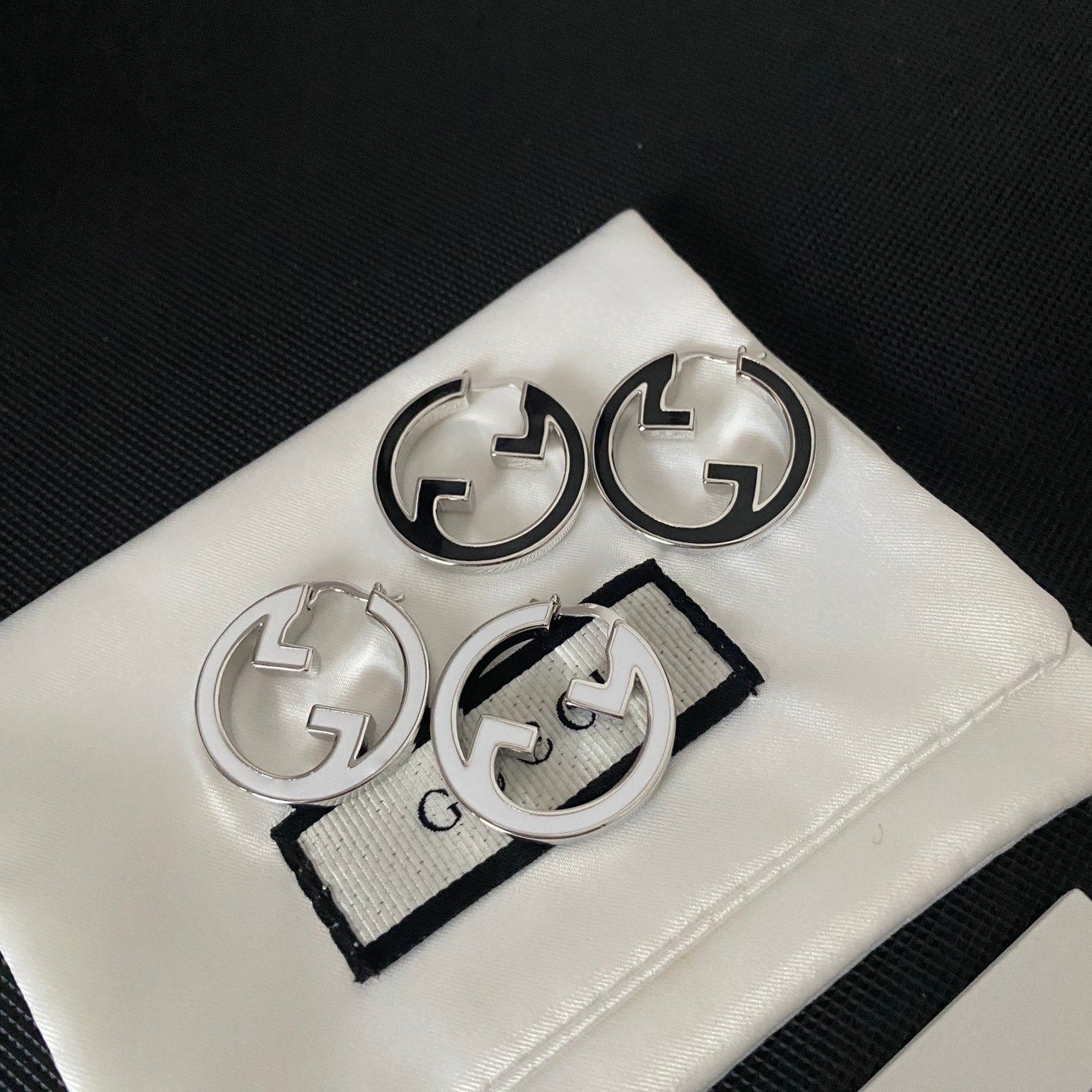 Pendientes de esmalte con la G entrelazada