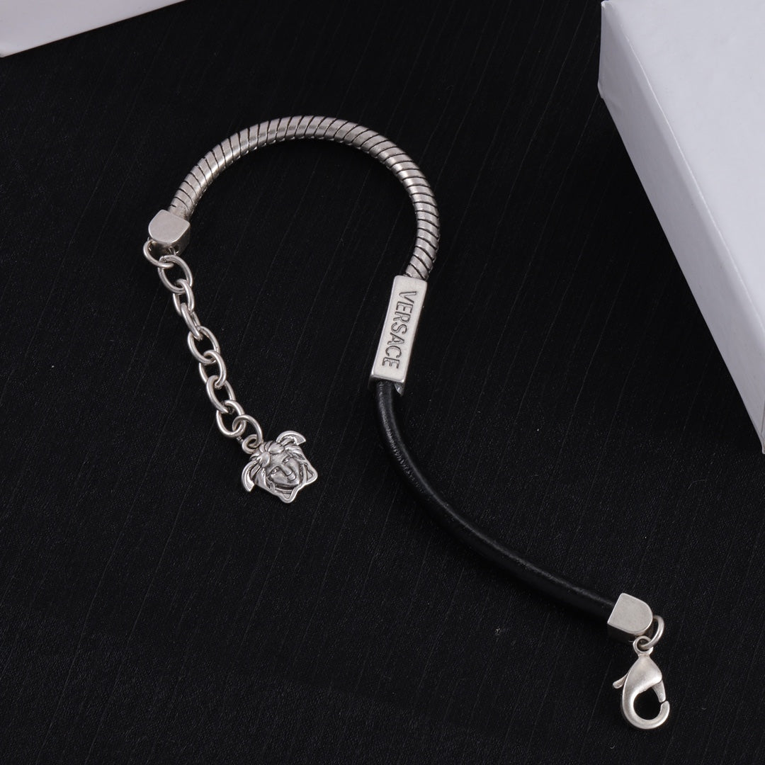 Bracelet finition polie gravé du logo