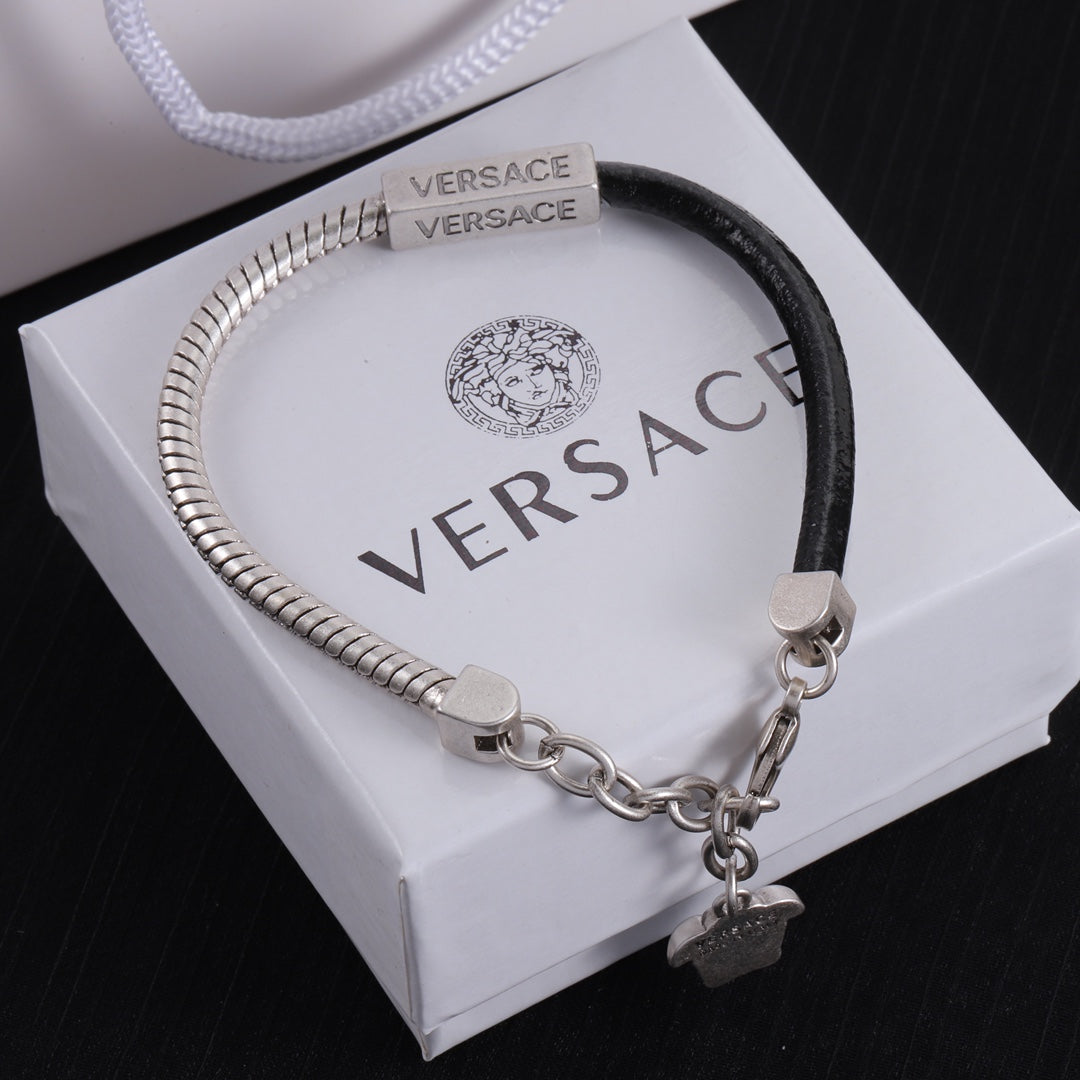 Bracelet finition polie gravé du logo