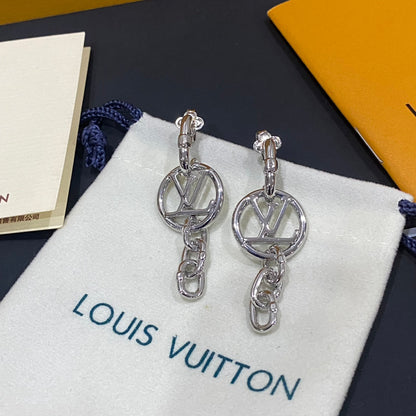 Aretes redondos con cadena colgante