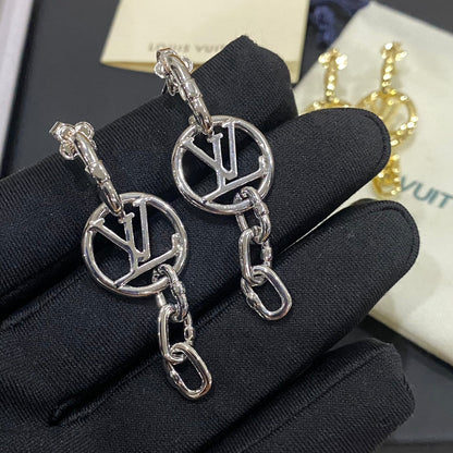 Aretes redondos con cadena colgante
