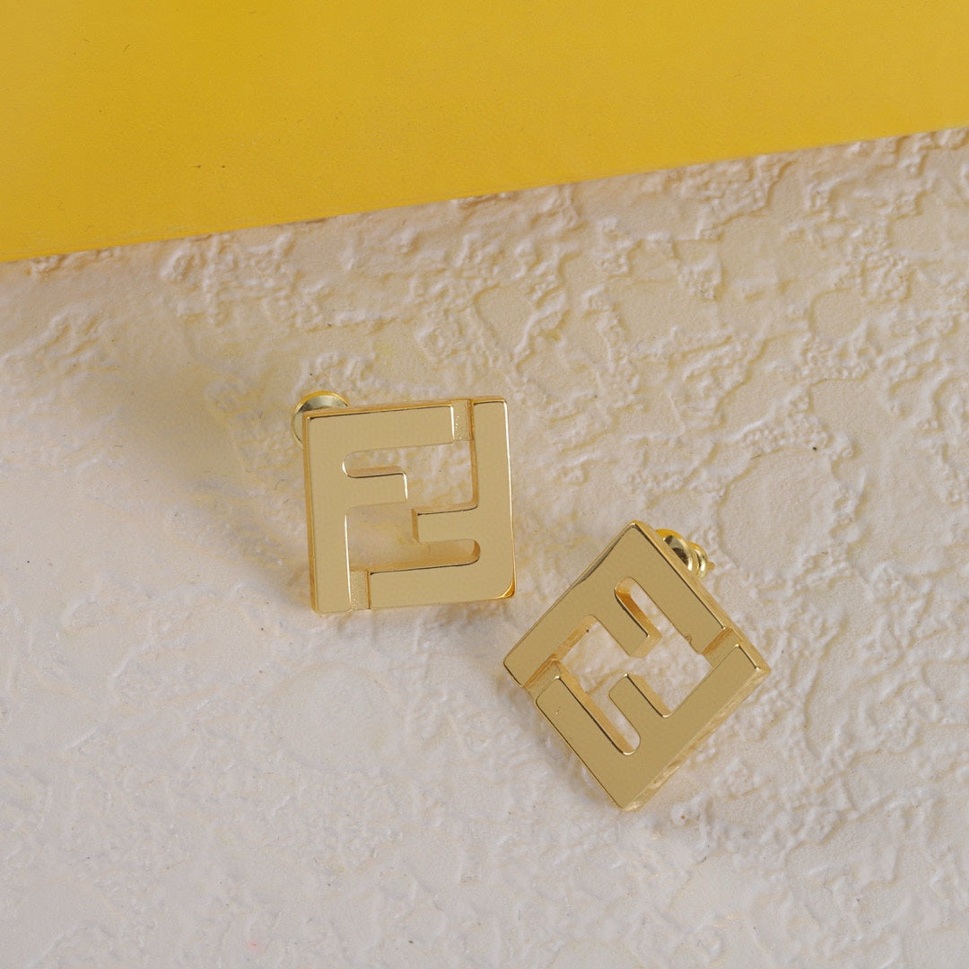 Pendientes de metal con F entrelazadas