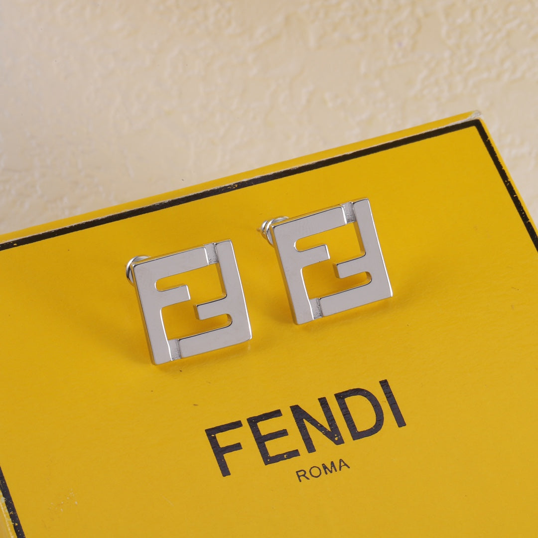 Pendientes de metal con F entrelazadas