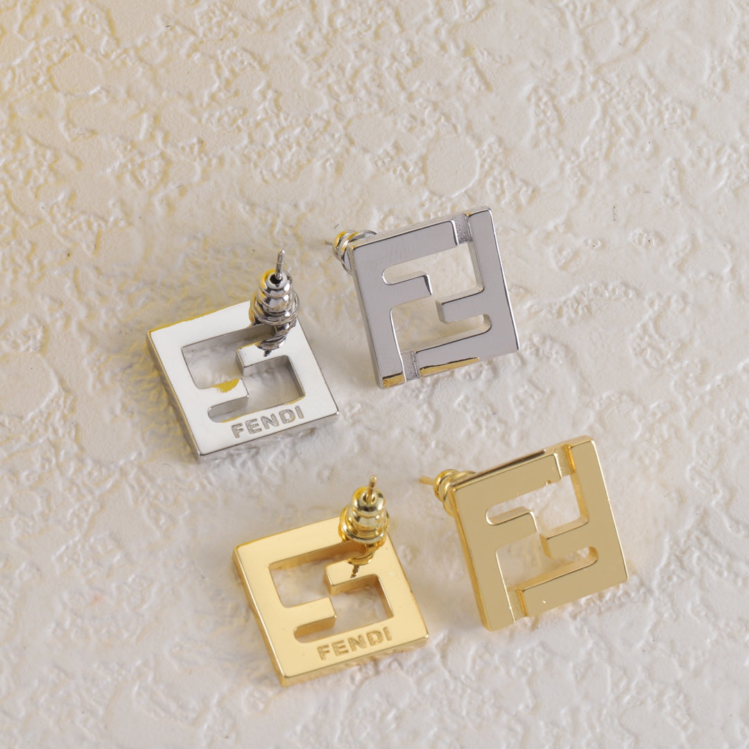 Pendientes de metal con F entrelazadas