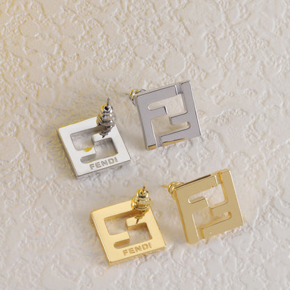 Pendientes de metal con F entrelazadas