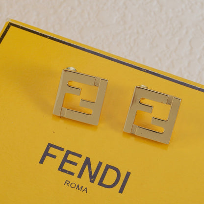 Pendientes de metal con F entrelazadas