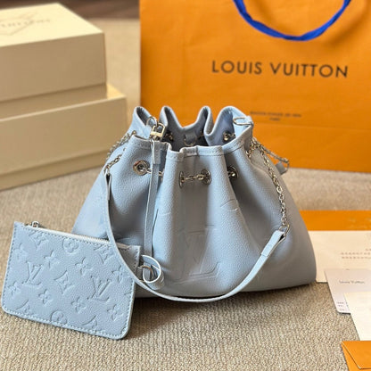 Bolso bombonera de piel azul repujada con cordón