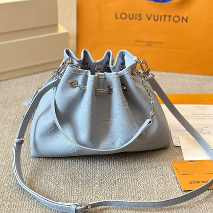 Bolso bombonera de piel azul repujada con cordón