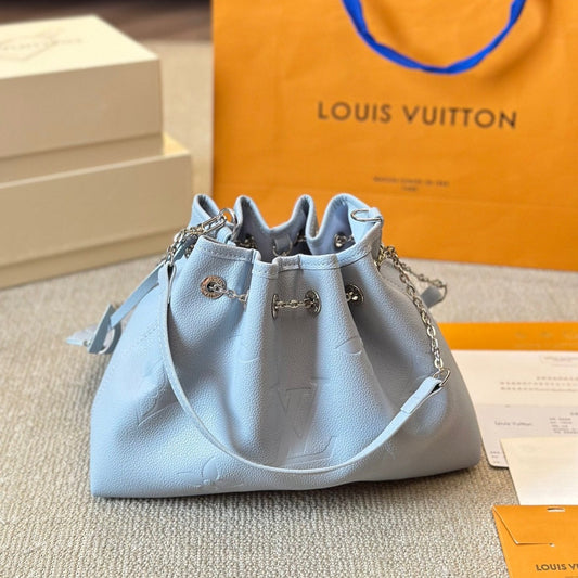 Bolso bombonera de piel azul repujada con cordón