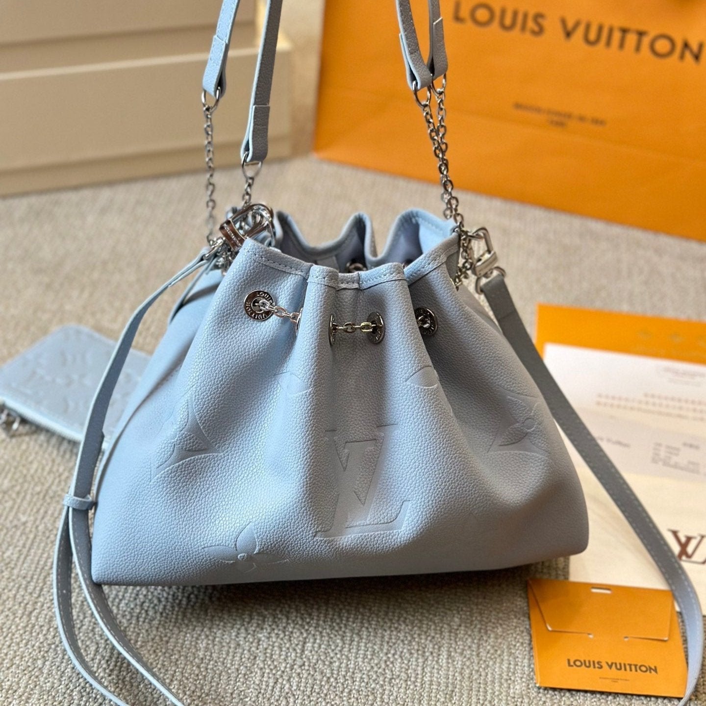 Bolso bombonera de piel azul repujada con cordón