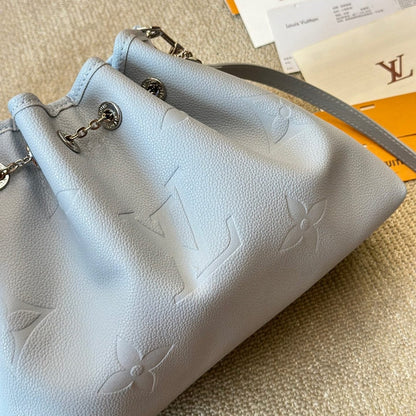 Bolso bombonera de piel azul repujada con cordón