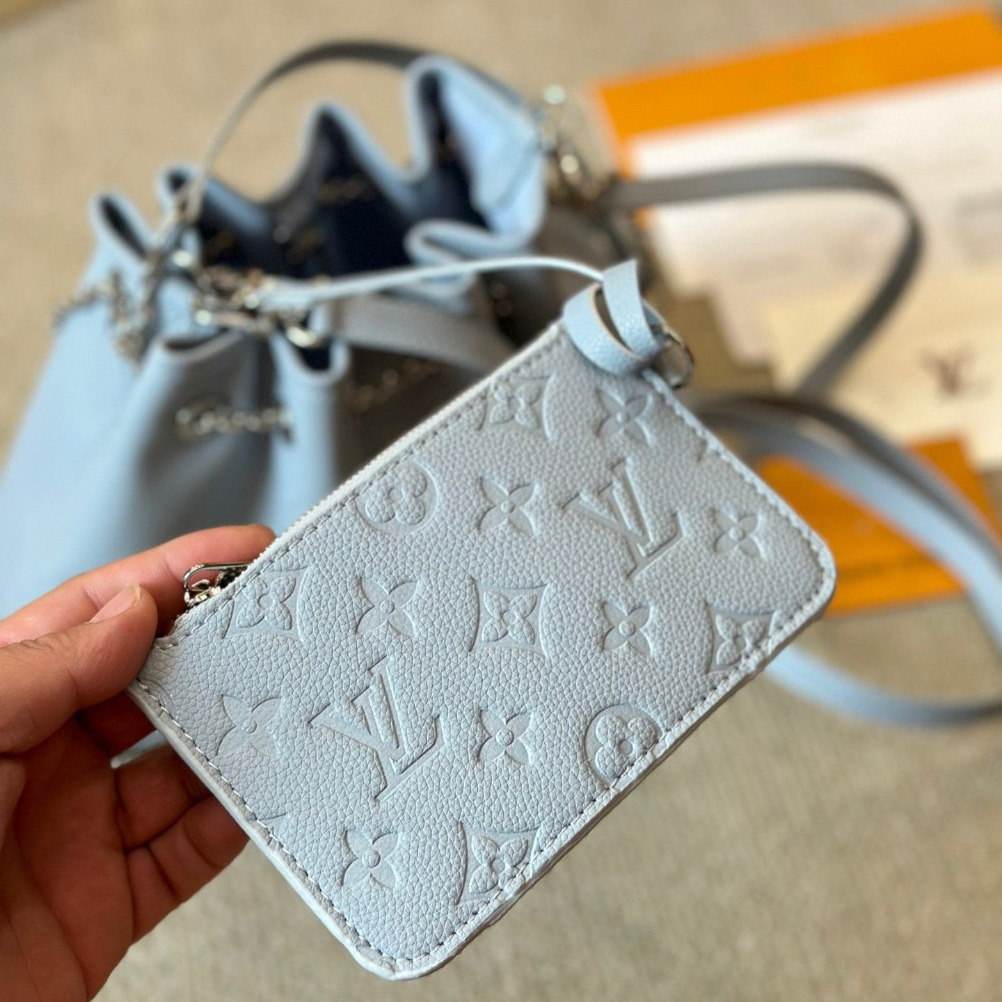 Bolso bombonera de piel azul repujada con cordón