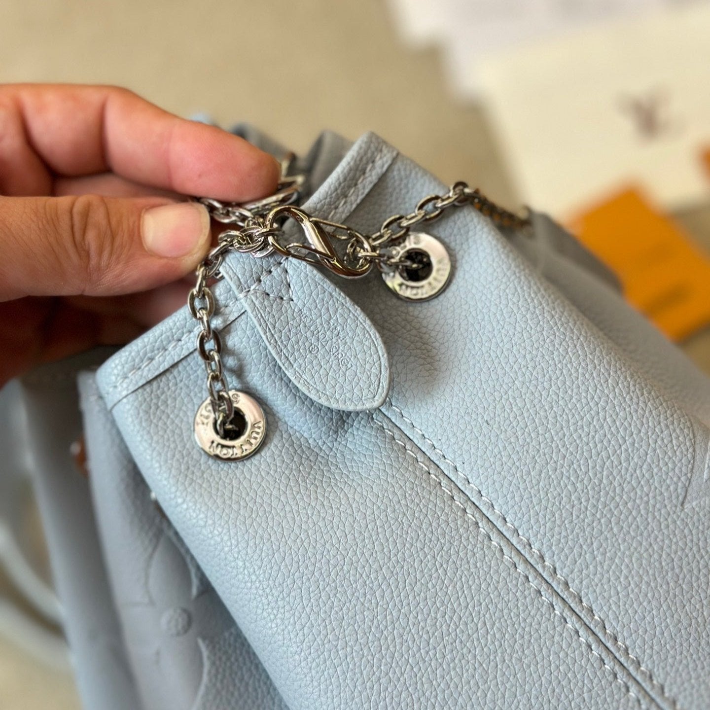 Bolso bombonera de piel azul repujada con cordón