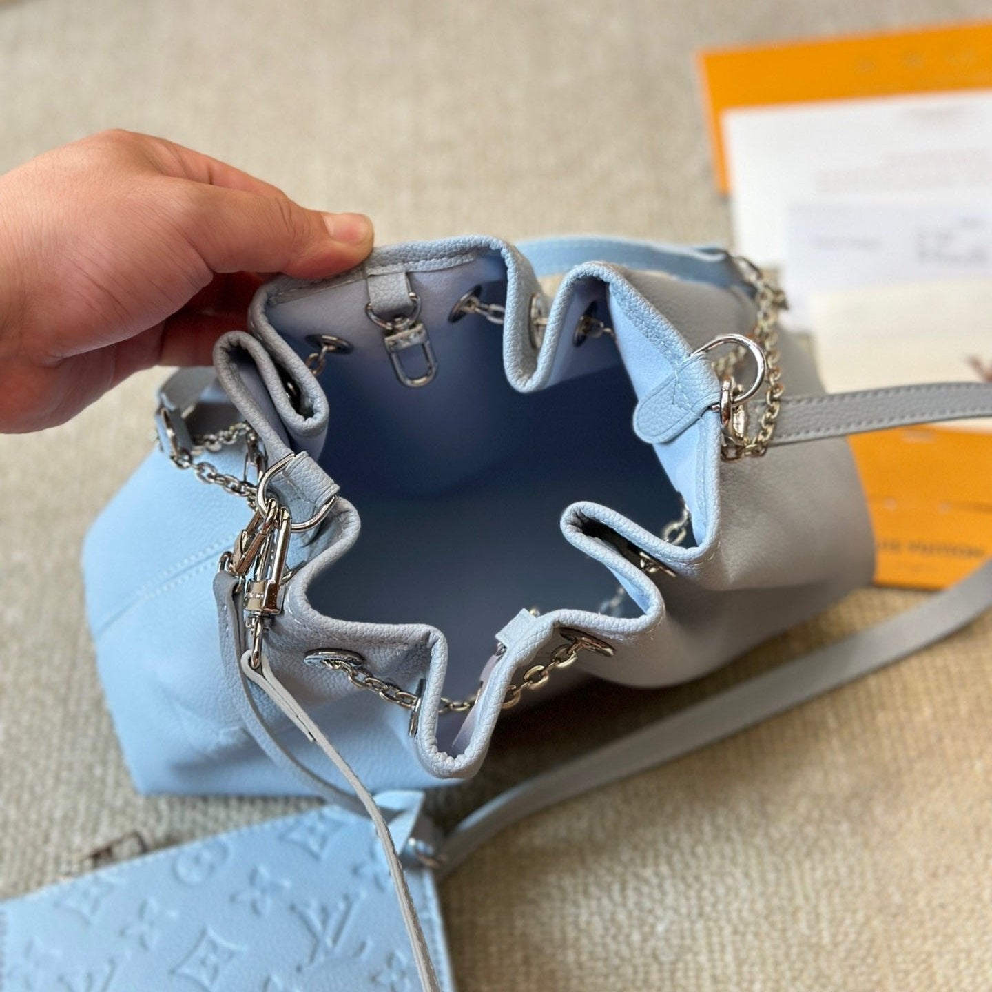 Bolso bombonera de piel azul repujada con cordón