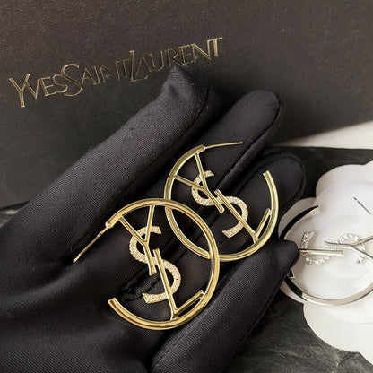 Boucles d'oreilles créoles rétro tendance avec logo en diamant