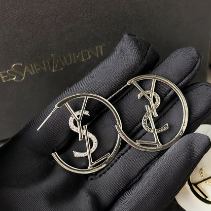 Boucles d'oreilles créoles rétro tendance avec logo en diamant