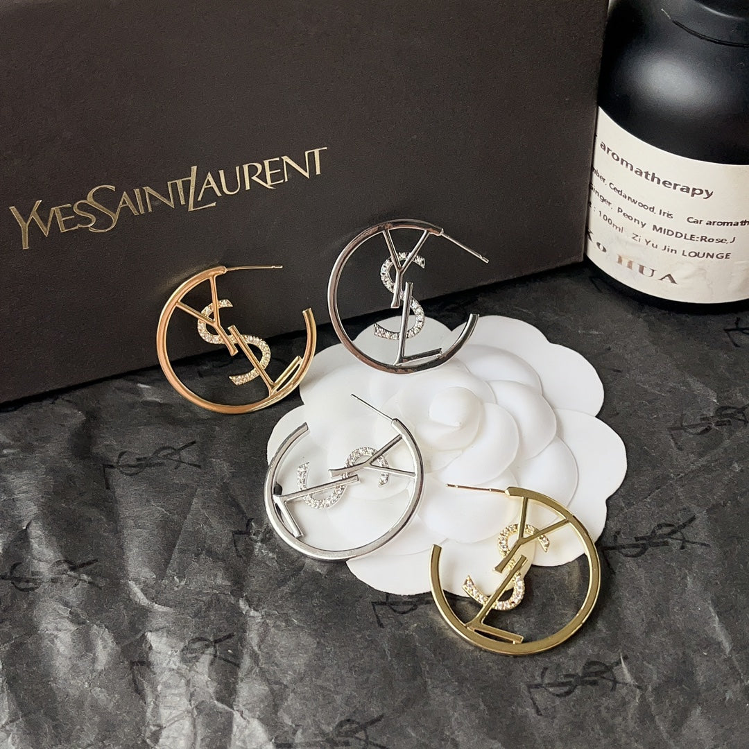 Boucles d'oreilles créoles rétro tendance avec logo en diamant
