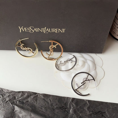 Boucles d'oreilles créoles rétro tendance avec logo en diamant