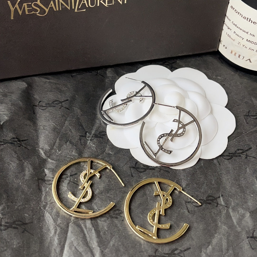 Boucles d'oreilles créoles rétro tendance avec logo en diamant