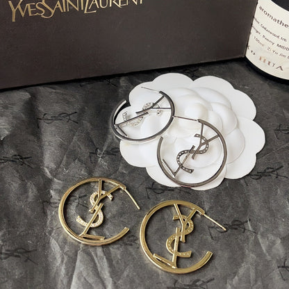 Boucles d'oreilles créoles rétro tendance avec logo en diamant