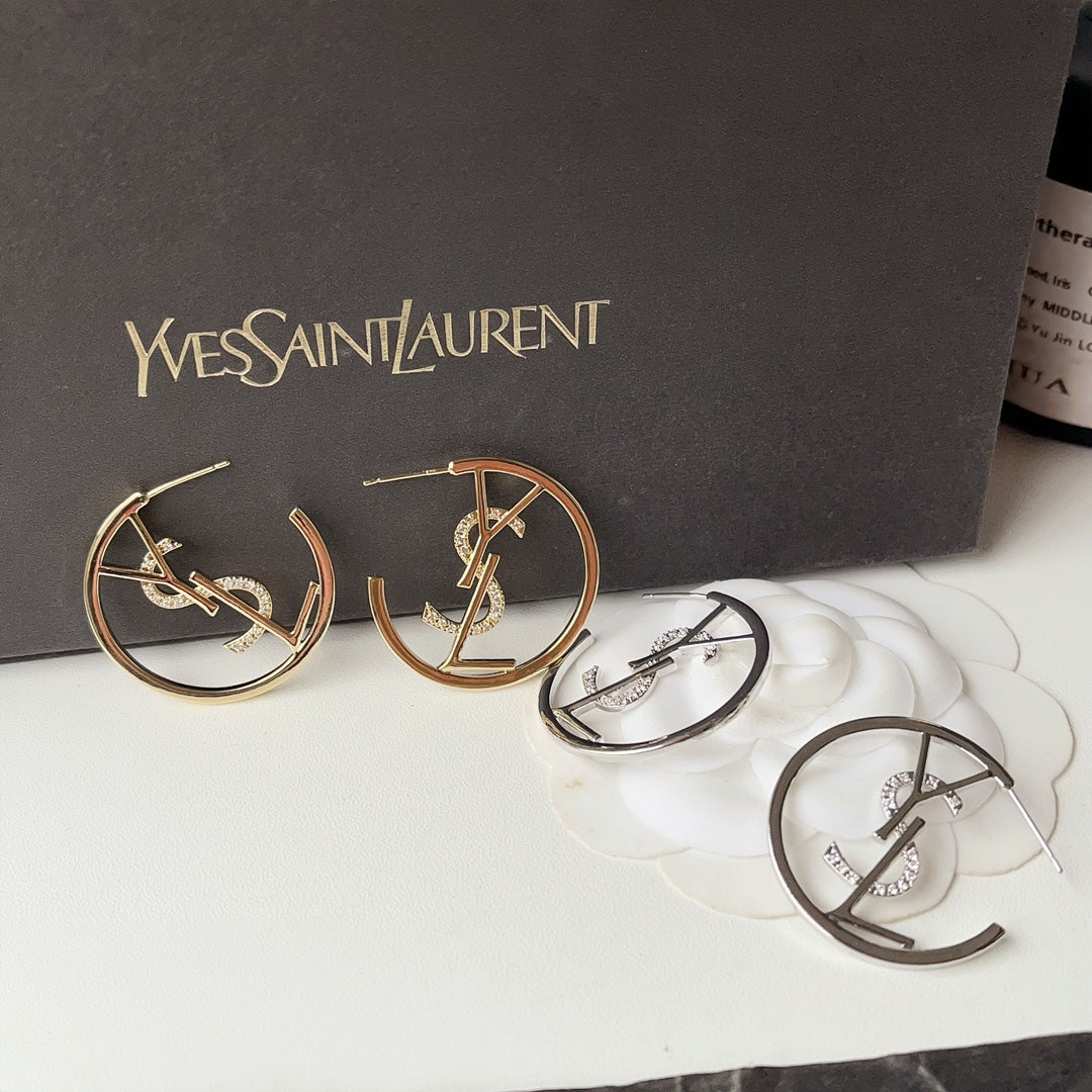 Boucles d'oreilles créoles rétro tendance avec logo en diamant