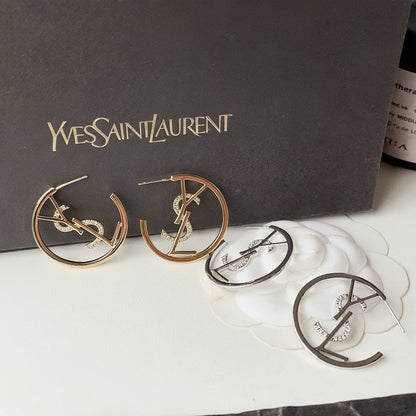Boucles d'oreilles créoles rétro tendance avec logo en diamant