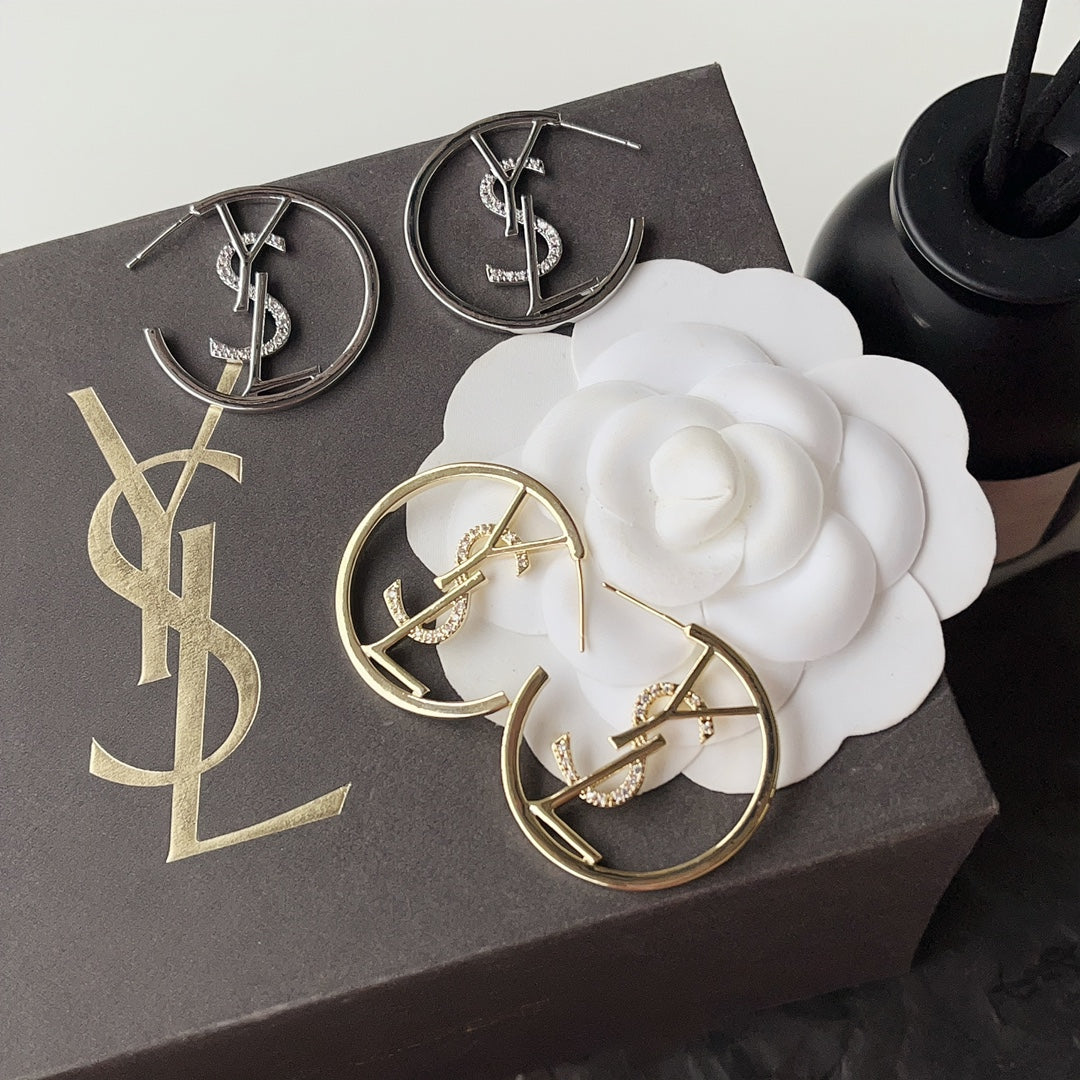 Boucles d'oreilles créoles rétro tendance avec logo en diamant